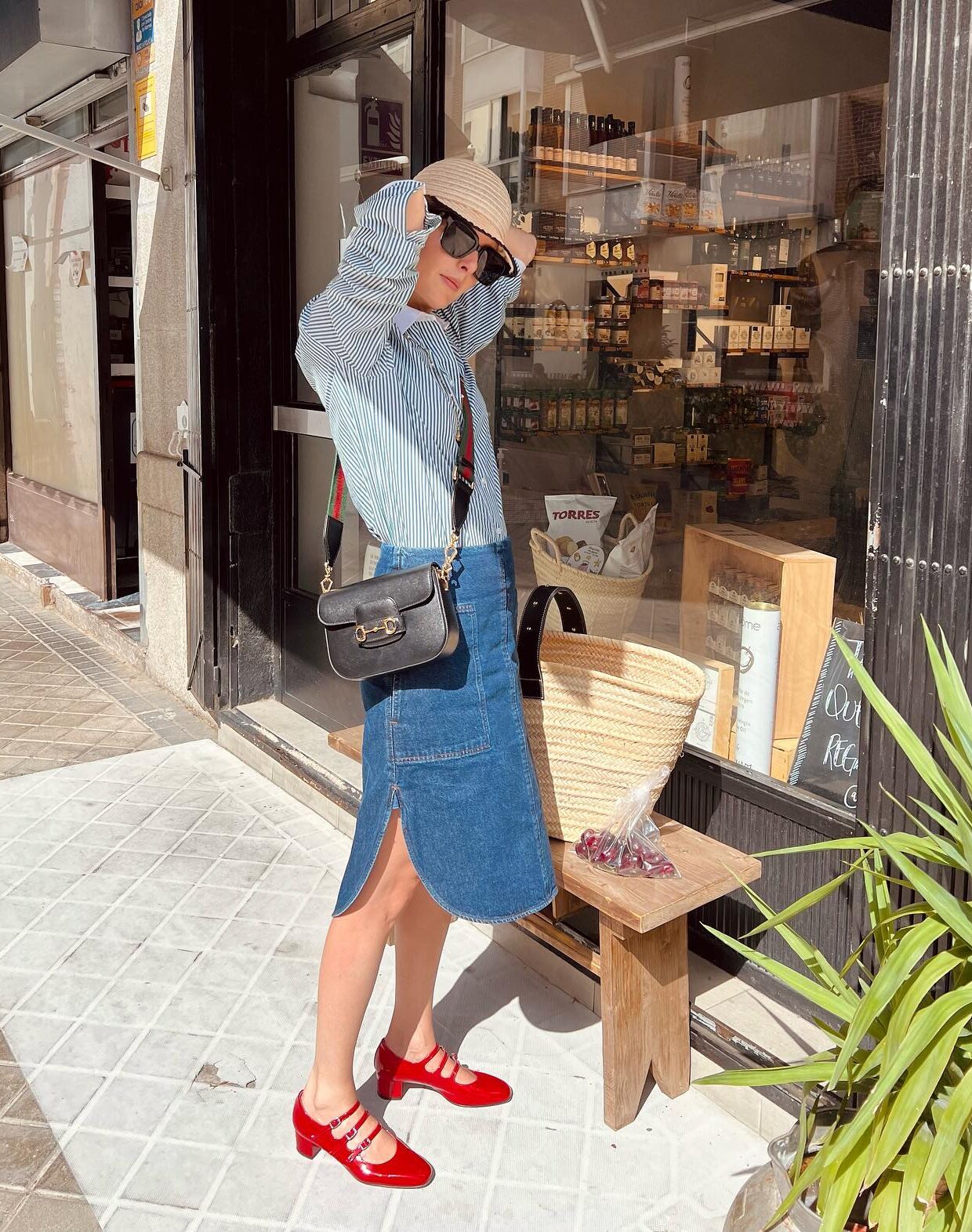 O poder do sapato vermelho em looks monocromáticos - inspiração 2