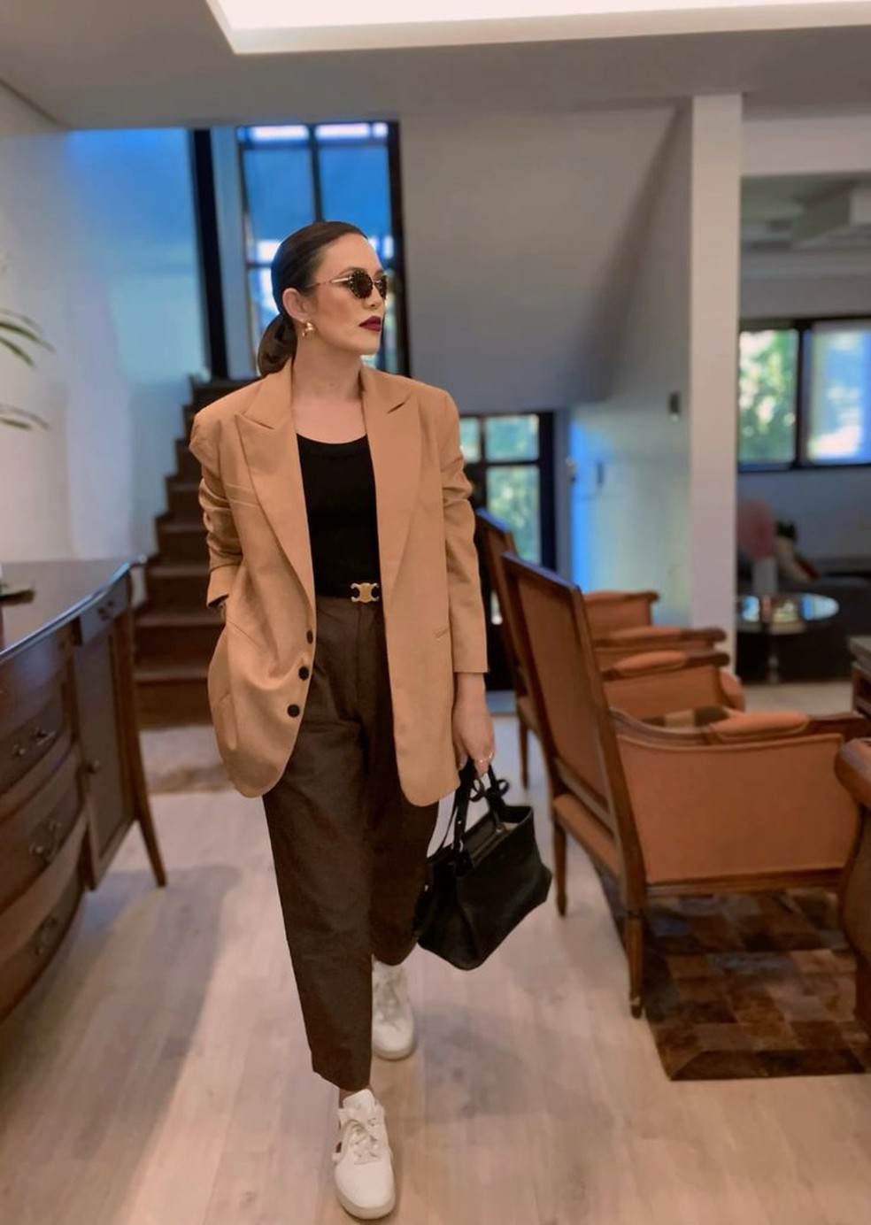Conforto Chic: Blazer com Legging ou Calça de Moletom - inspiração 1
