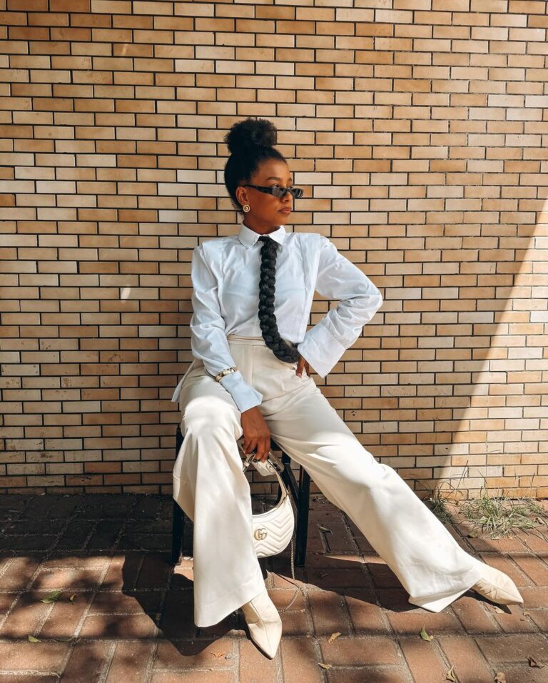 O Contraste Perfeito: Bota Branca com Cores Escuras - inspiração 1