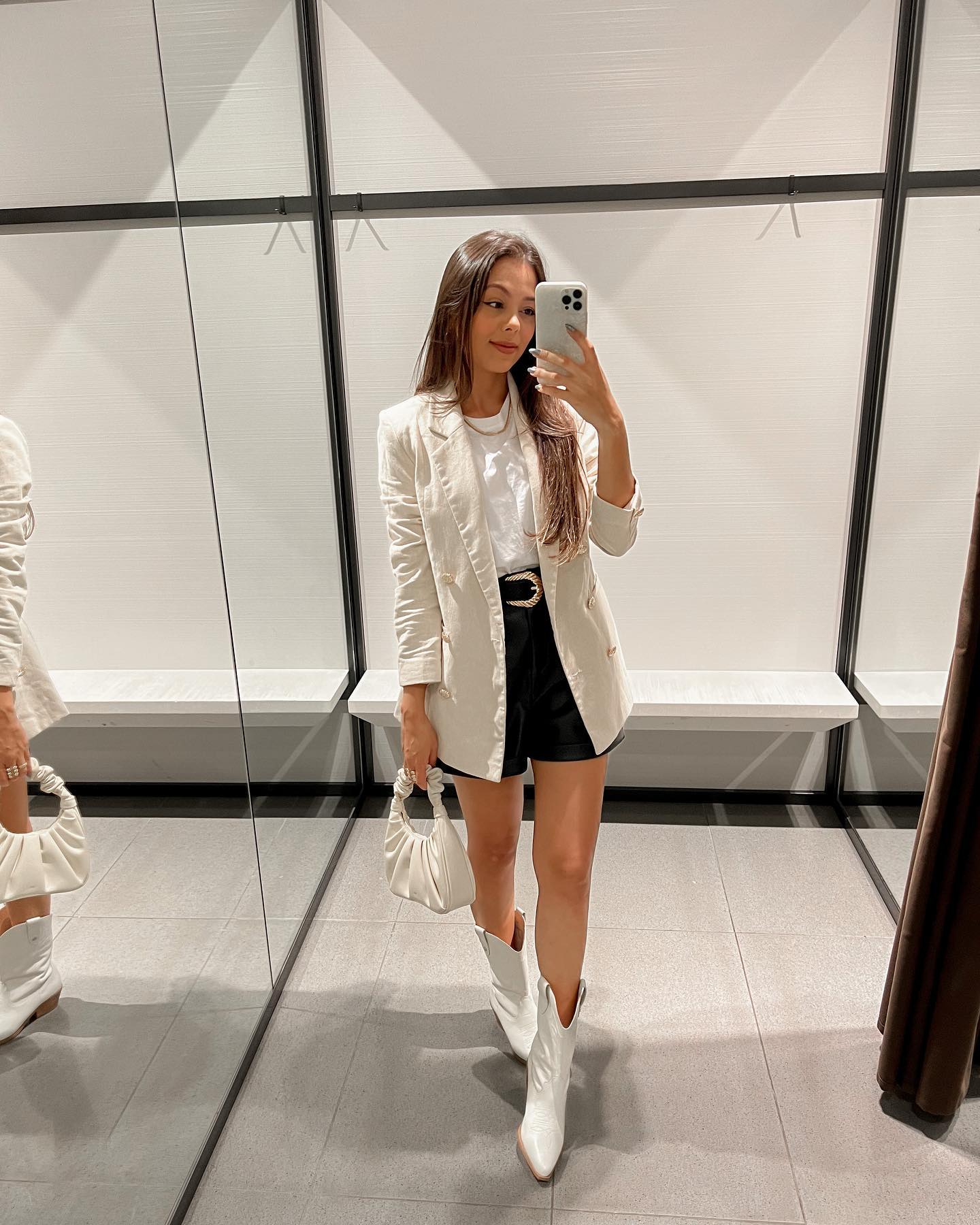 Monocromático em Evidência: Bota Branca com Tons Claros - inspiração 1