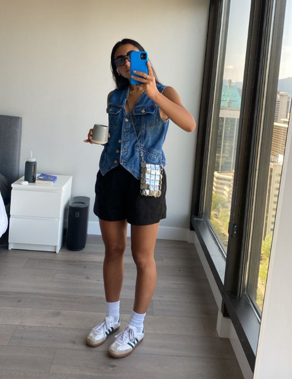 A Mágica da Camada: Combinando Colete Jeans com Camisetas Básicas - inspiração 2