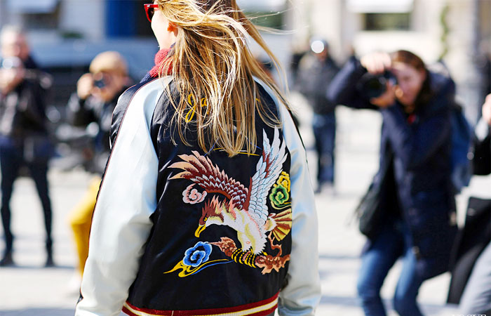 Jaqueta Bomber de Cetim Bordada: A Peça Statement do Momento - inspiração 1