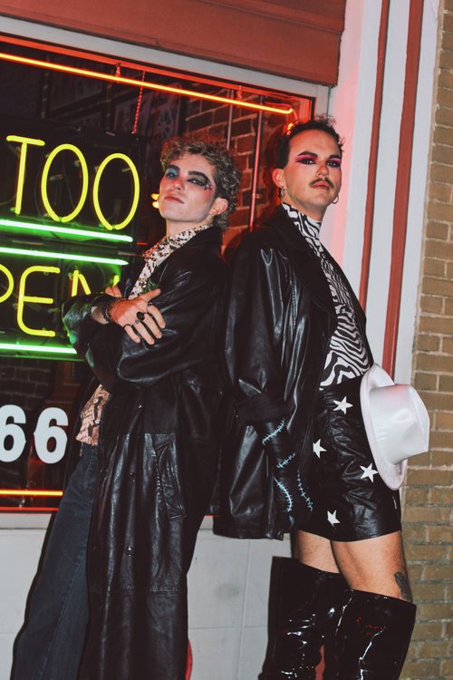 Peças-Chave para Começar seu Guarda-Roupa Glam Rock - inspiração 1