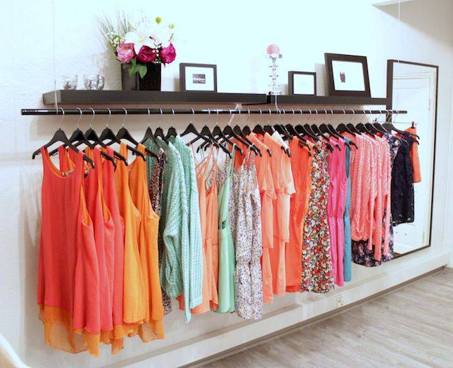 Closet Aberto com Design Integrado: Quando a Roupa Vira Arte - inspiração 1