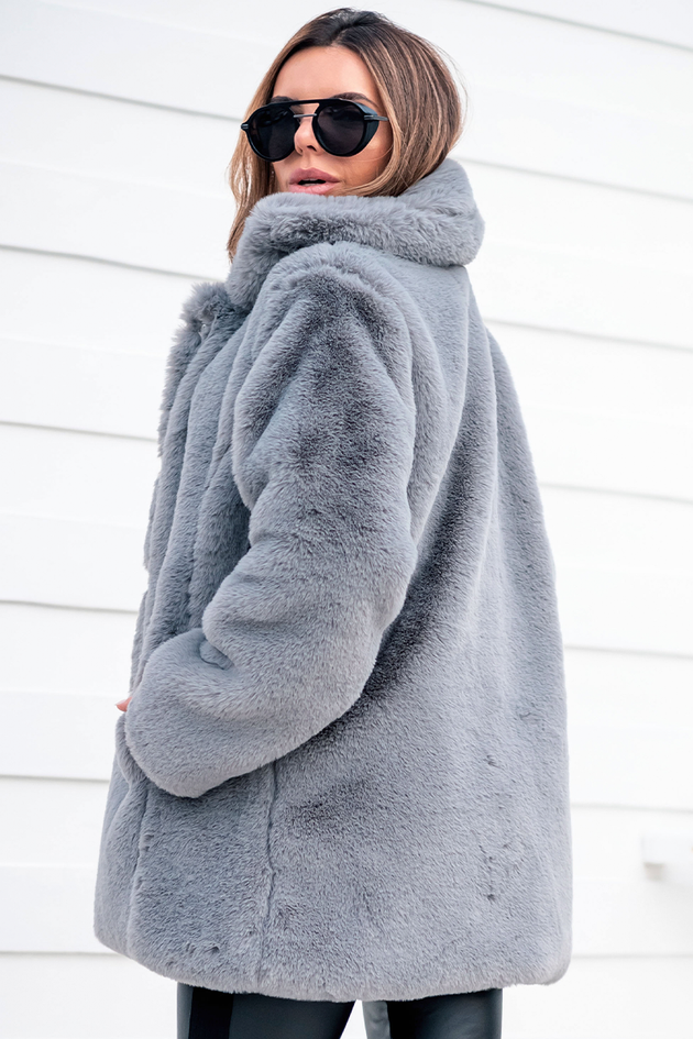 O Casaco de Pelo Curto: Ideal para um Visual Moderno e Despojado - inspiração 1