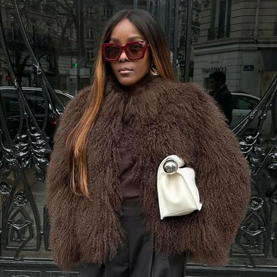 Maxi Casacos de Pelo: Aposta Certa para Dias Frios com Estilo - inspiração 2