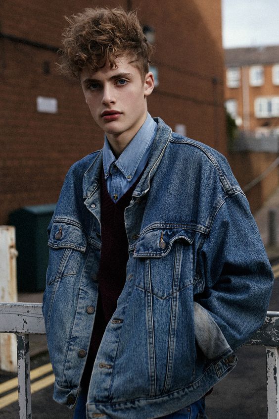 Cores e Estampas: Ouse sem Medo com sua Jaqueta Jeans - inspiração 1