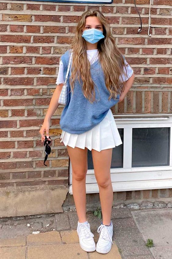 Qual a vibe da saia plissada curta com tênis? - inspiração 1