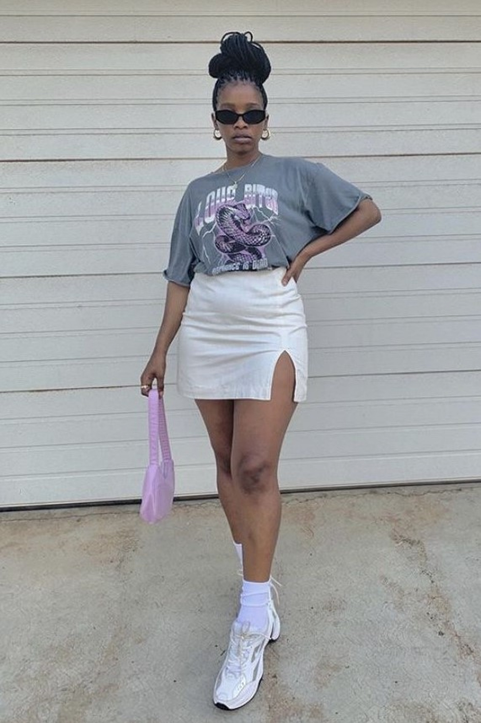 Silhuetas que valorizam: o corte da saia e o modelo do tênis - inspiração 1