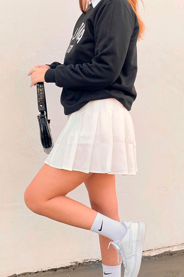 Silhuetas que valorizam: o corte da saia e o modelo do tênis - inspiração 2