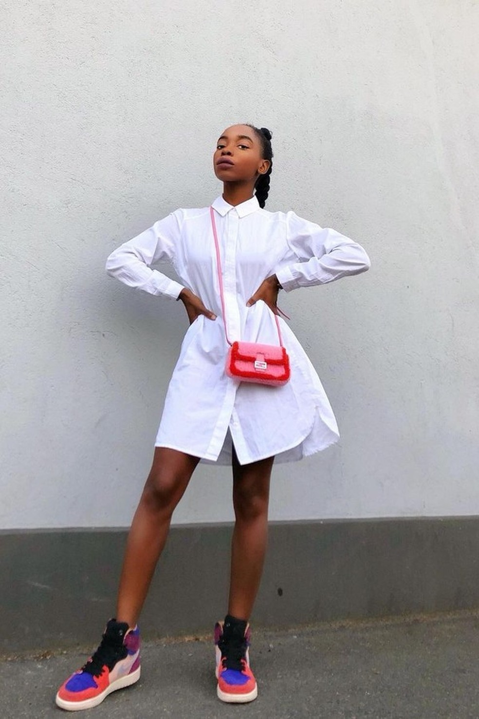 Tênis Chunky com Saia Midi Plissada: O Conforto que Vira Estilo - inspiração 1