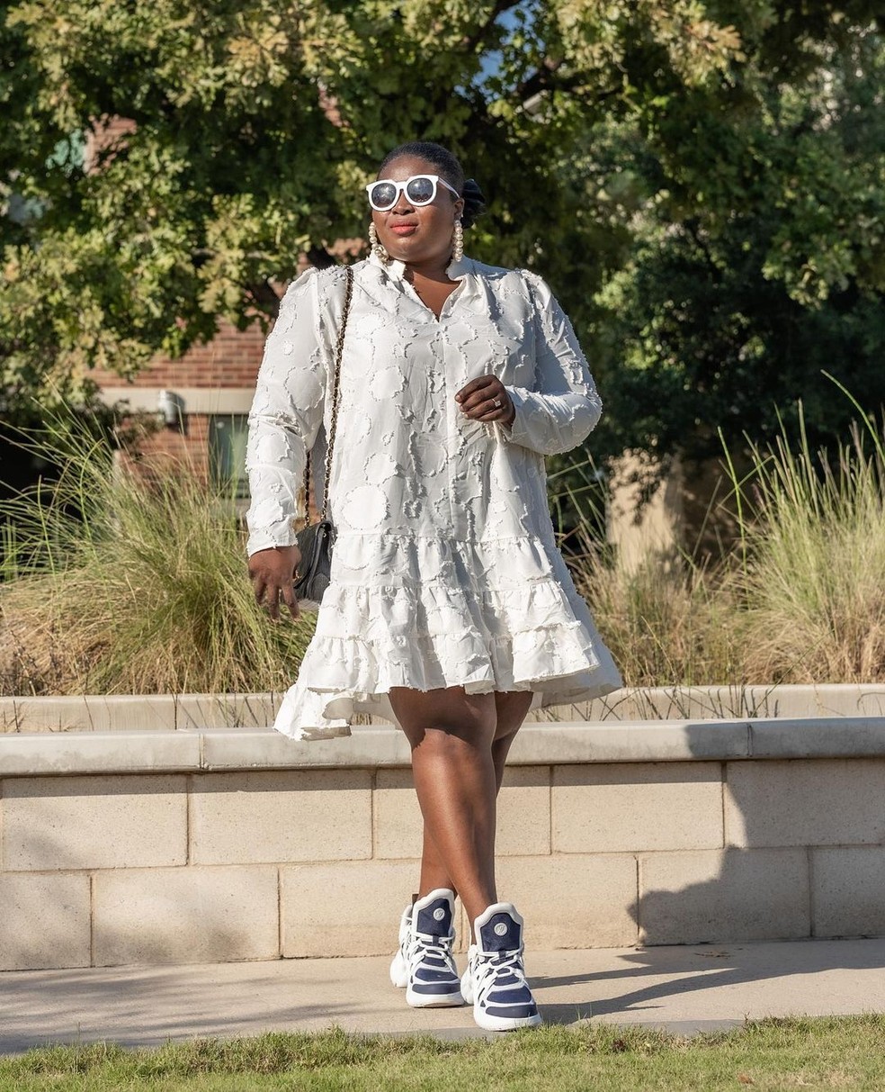 Tênis Chunky com Saia Midi Plissada: O Conforto que Vira Estilo - inspiração 2