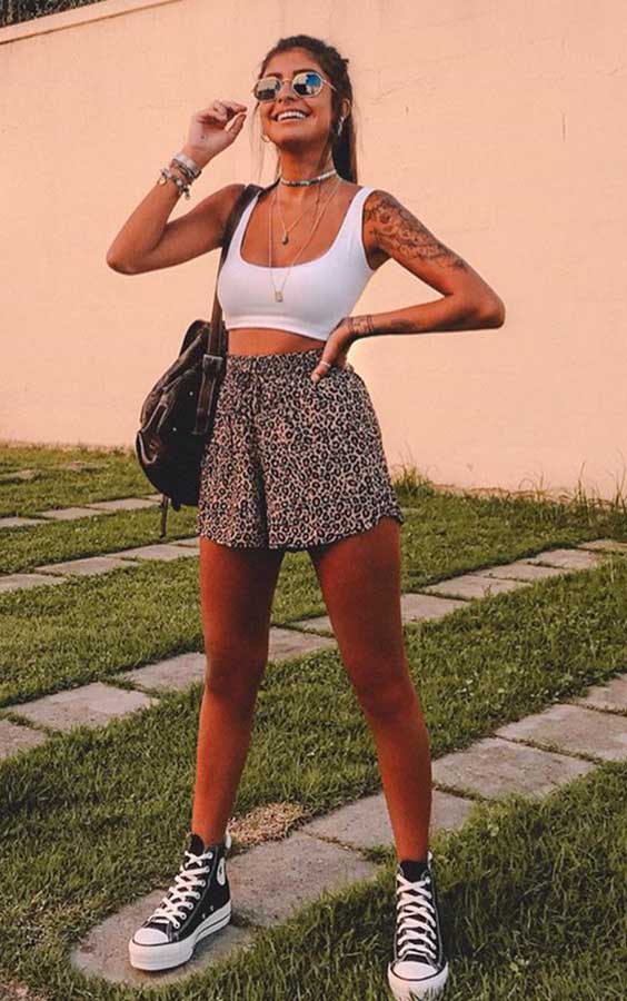 Minimalismo Sofisticado: Tênis Cano Alto Neutro e Saia de Linho - inspiração 2