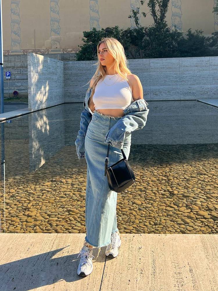 Toque Vintage: Tênis Cano Alto Retrô com Saia de Cintura Alta - inspiração 1