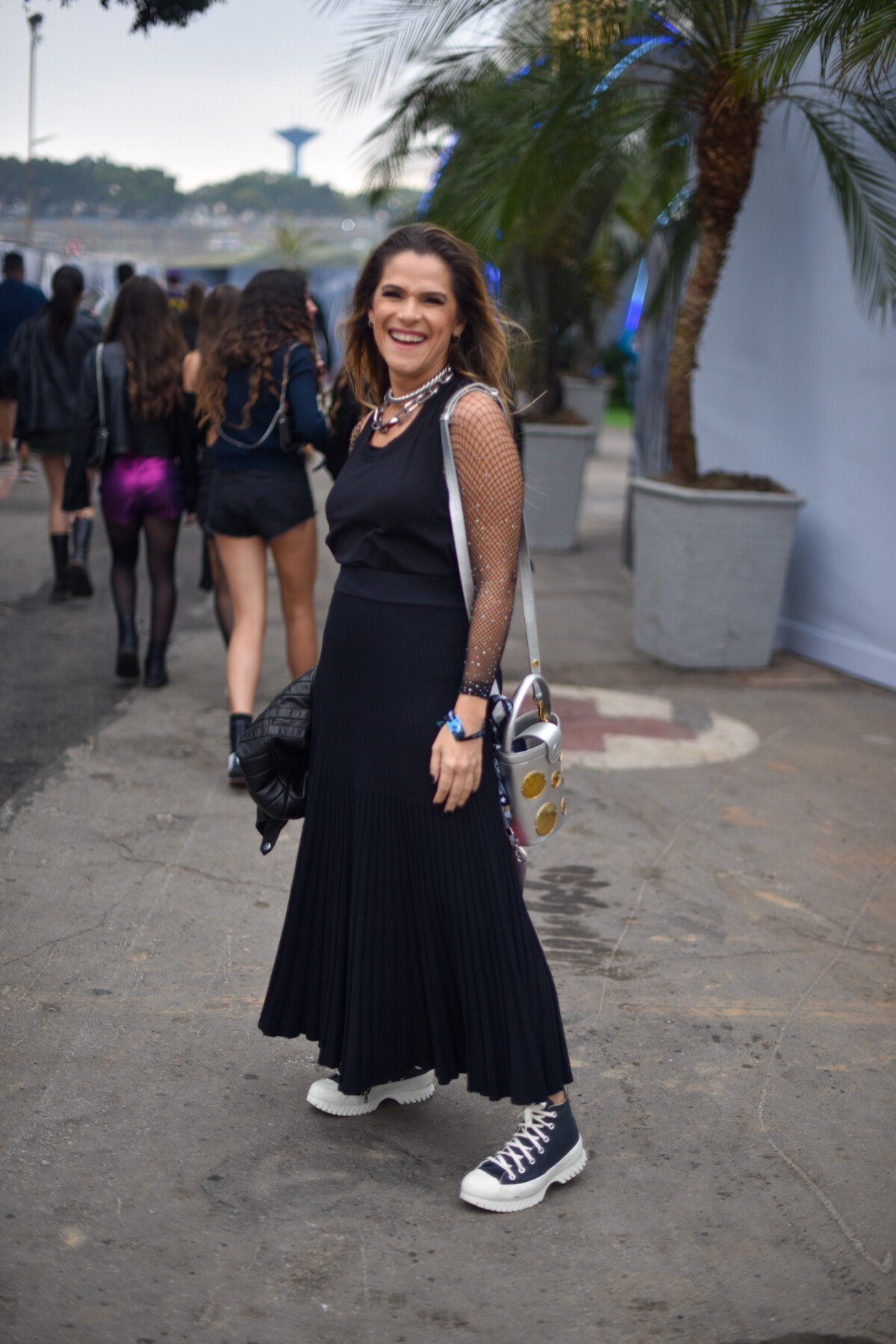 Equilíbrio Perfeito: Tênis Cano Alto e Saia Longa Fluida - inspiração 2