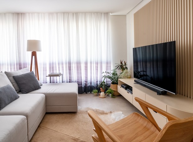 Design que Amplia: Linhas Leves e Cores Claras para Sala Pequena - inspiração 2