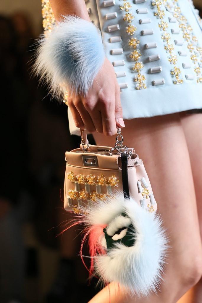 Quais Looks Combinam Perfeitamente com Micro Bags? - inspiração 2