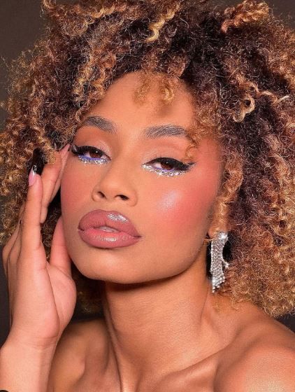 Como as cores e os efeitos mutantes do holográfico se manifestam nas peças? - inspiração 1