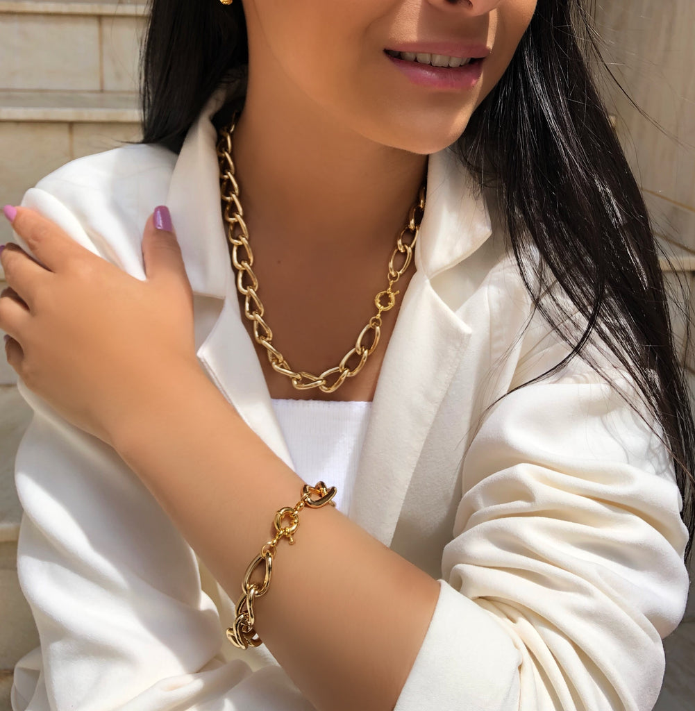 A Arte da Sobreposição: Criando Looks Únicos com Múltiplos Colares de Elos Grandes - inspiração 1