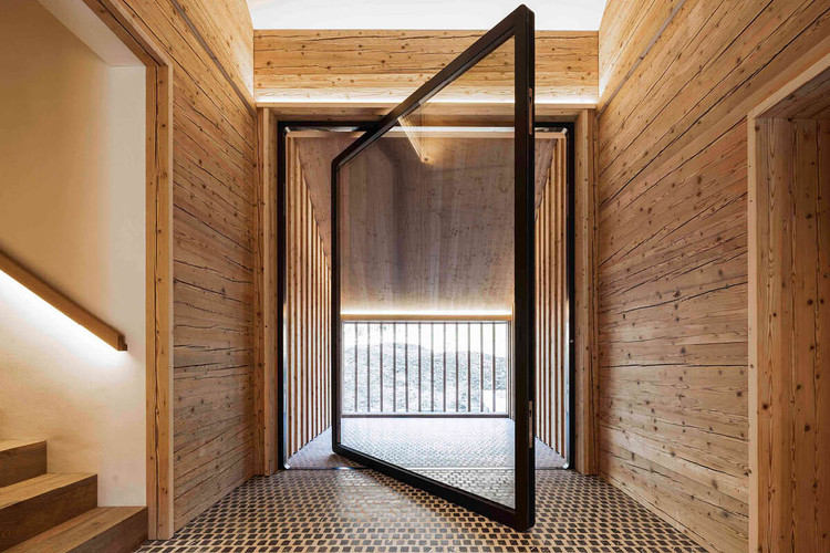 Onde usar? Ambientes perfeitos para portas pivotantes - inspiração 2