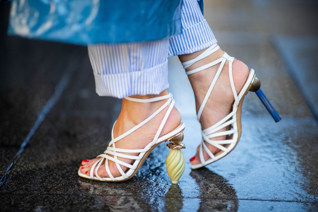 Scarpins Geométricos: Elegância Contemporânea para o Trabalho - inspiração 1