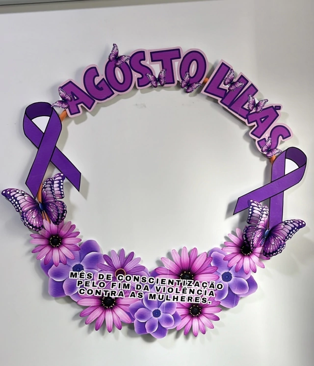 painel agosto lilás com flores de papel