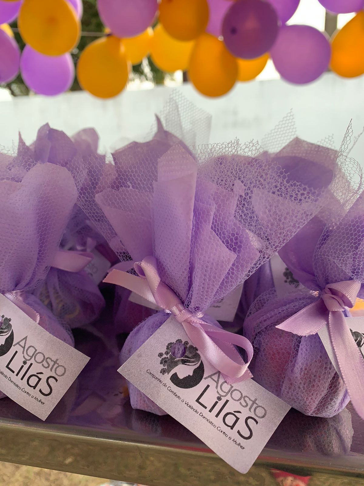 painel agosto lilás com flores de papel