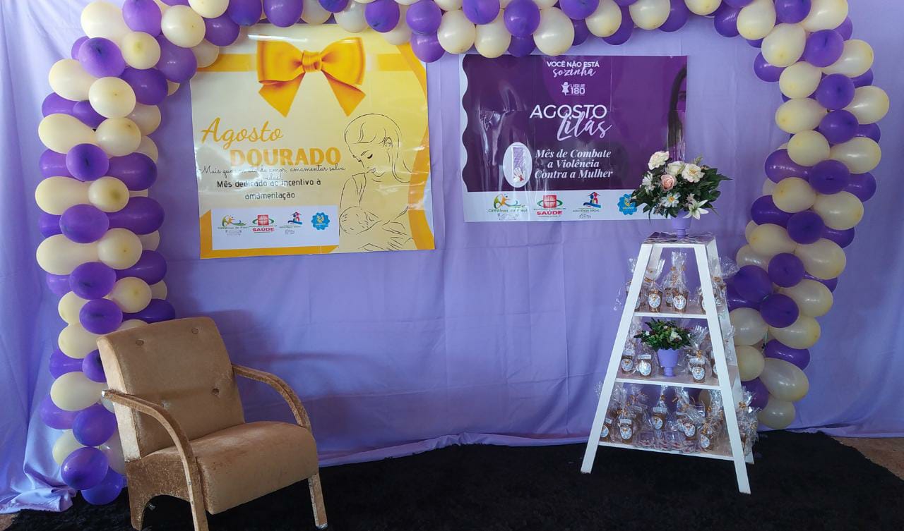 painel agosto lilás com flores de papel