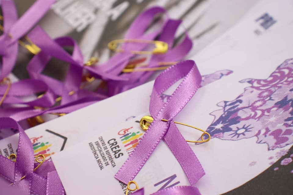 ideias de decoração agosto lilás para escolas