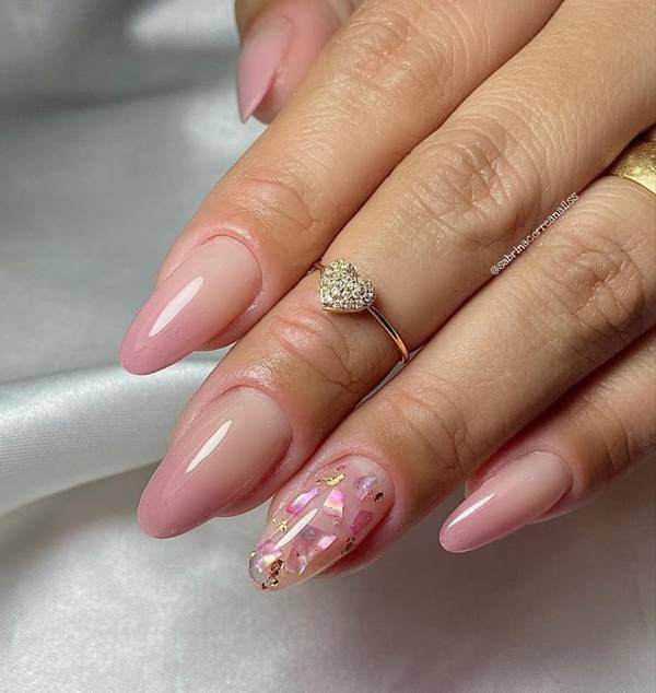 Unhas delicadas com pedrarias