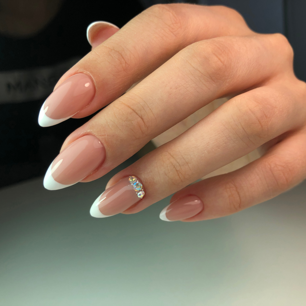 Unhas delicadas com pedrarias