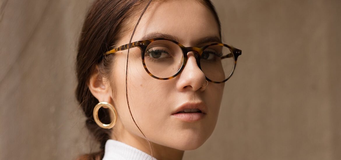 armações de óculos que estão na moda