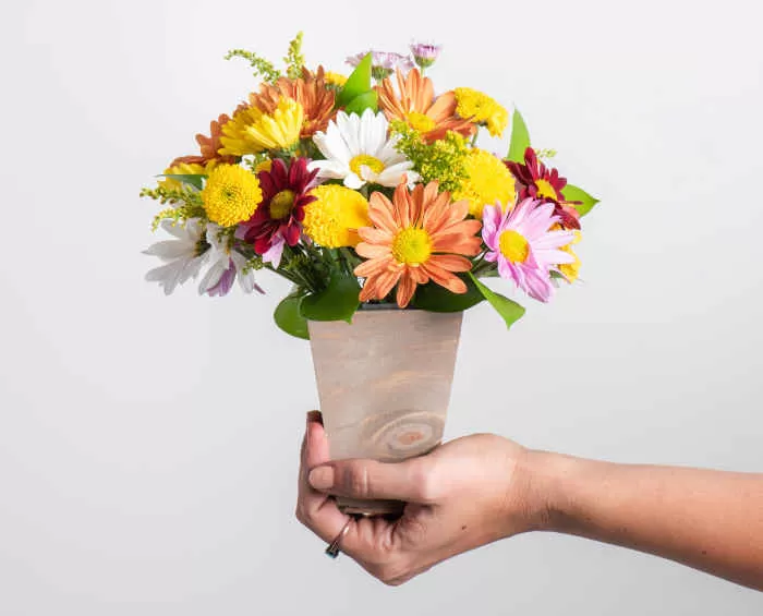 arranjo de flores artificiais vs naturais qual o melhor para decorar