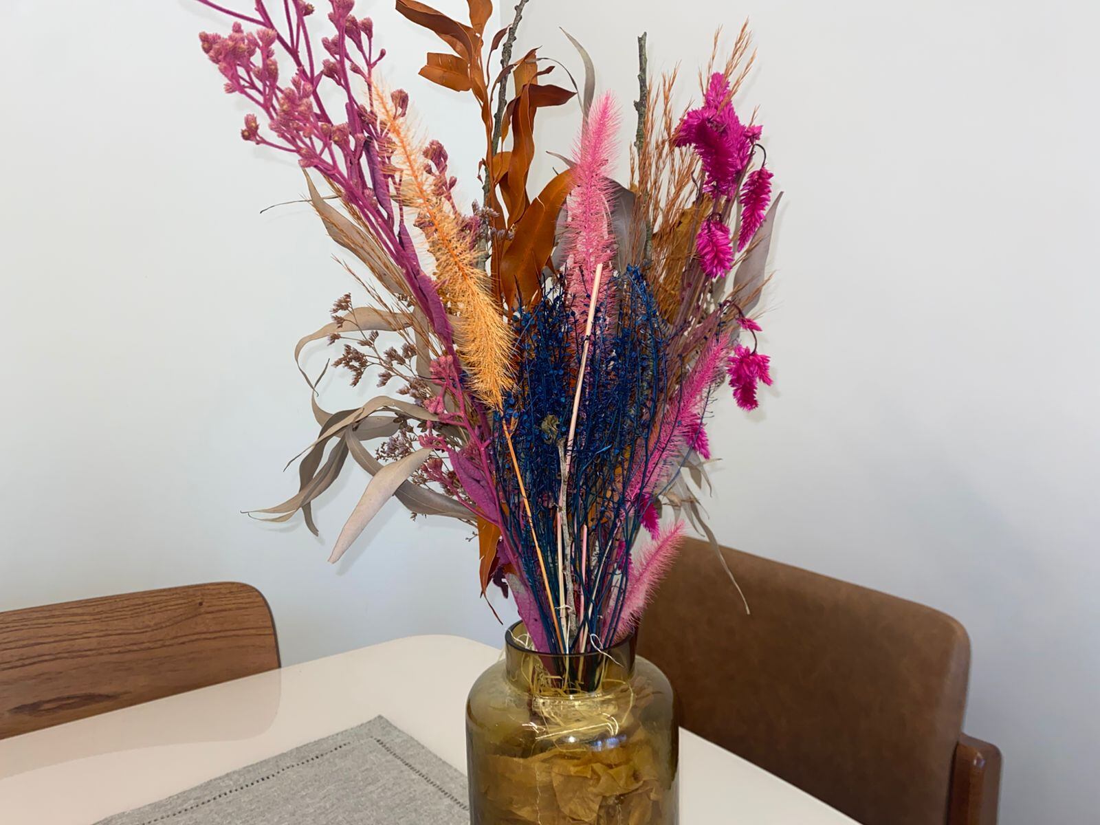 ideias criativas de arranjos de flores para sala de estar