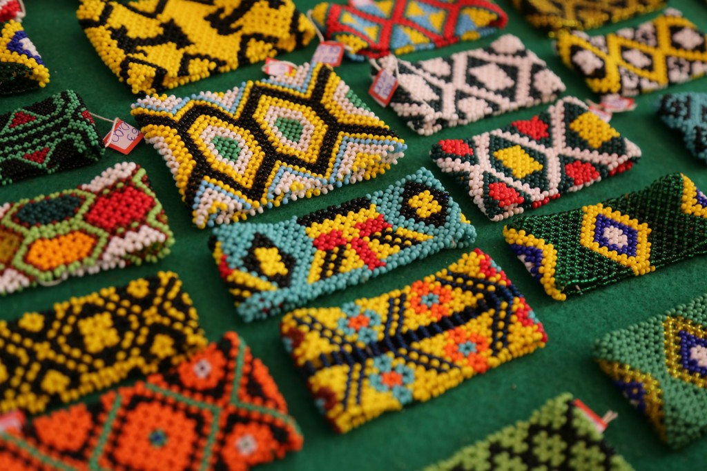 Artesanato com bijuterias de miçangas modernas