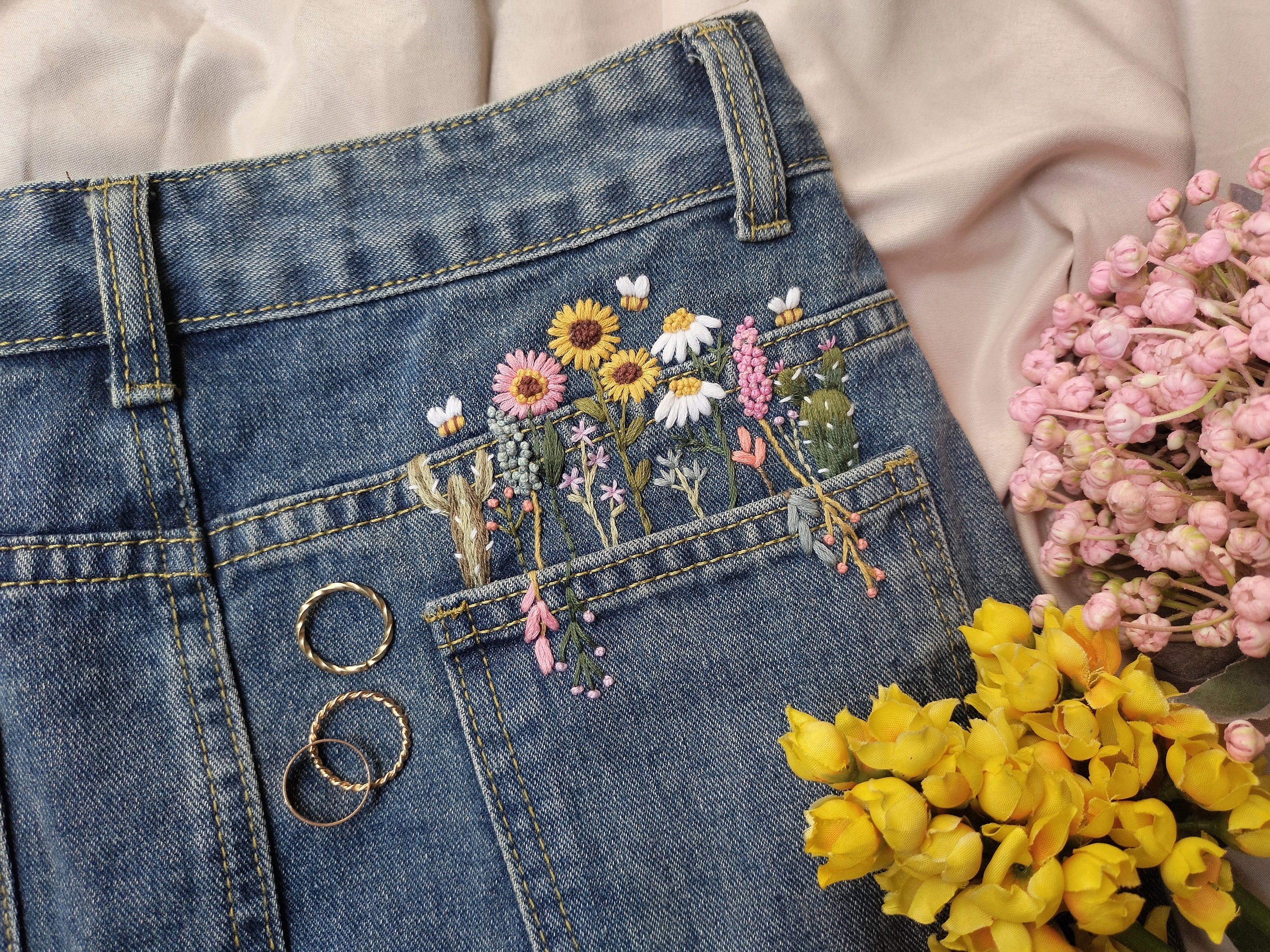 Artesanato com bordado de flores em jeans
