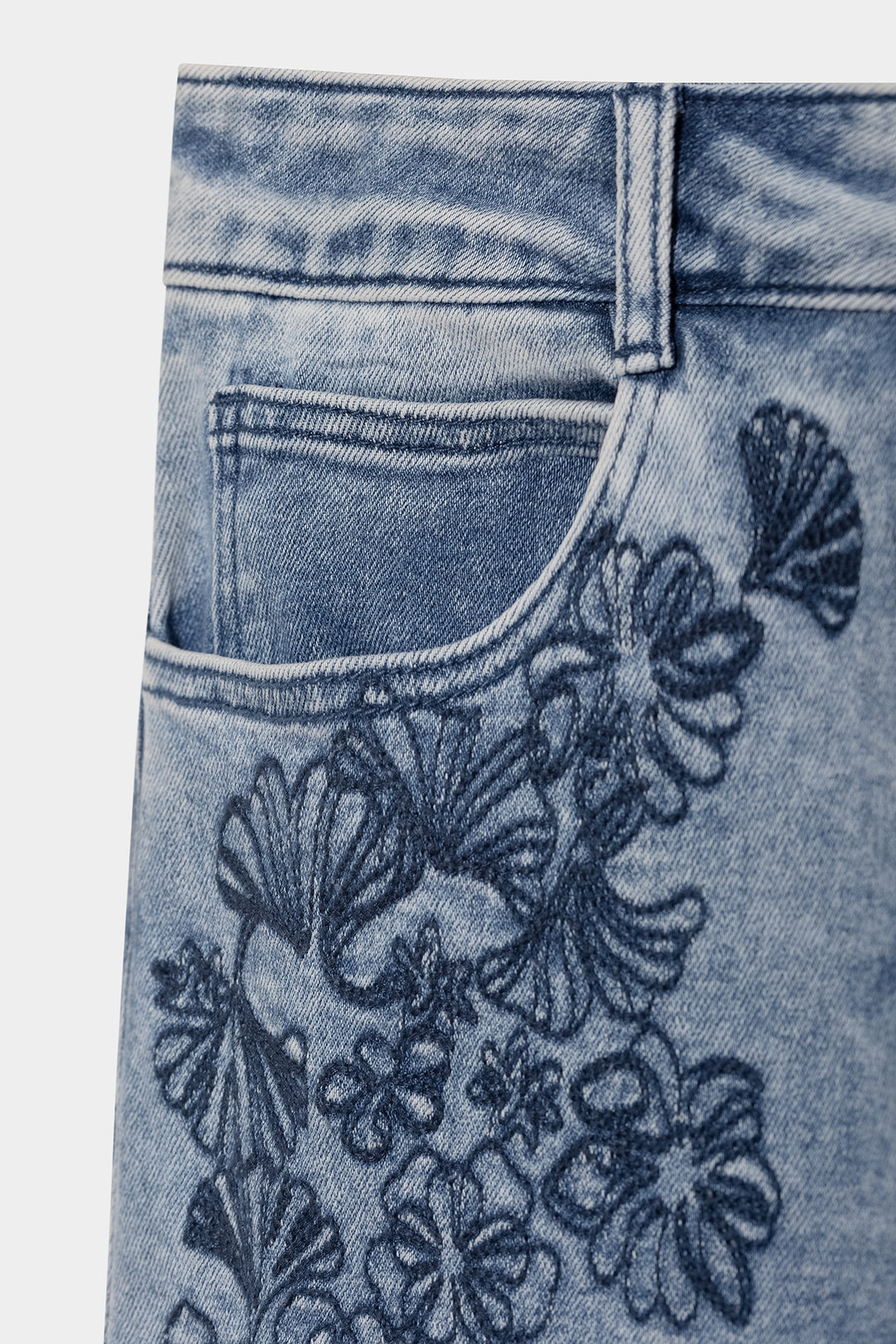 10 Ideias Criativas para Customizar seu Jeans com Bordado de Flores