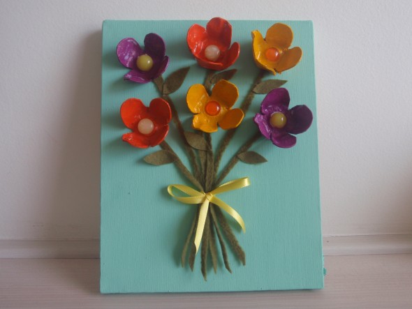 Artesanato com caixa de ovo: flores e brinquedos