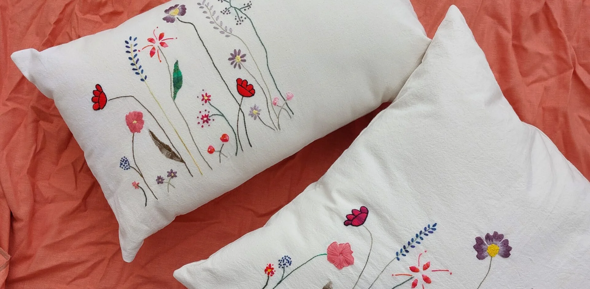 Artesanato com capas de almofada pintadas à mão