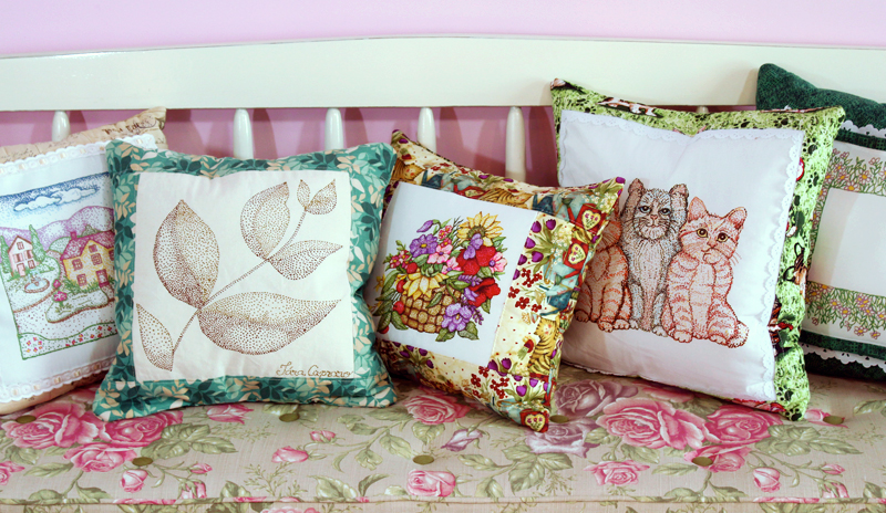 Artesanato com capas de almofada pintadas à mão