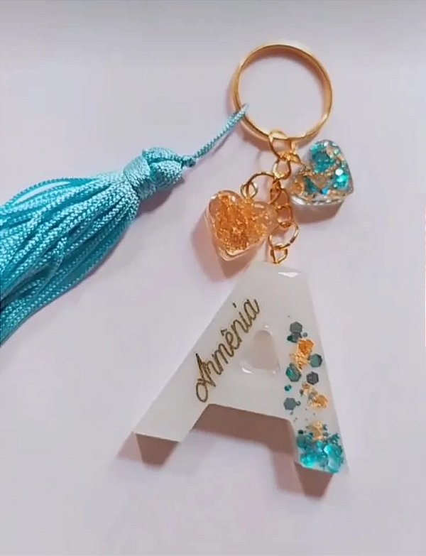artesanato com chaveiro de letra epóxi