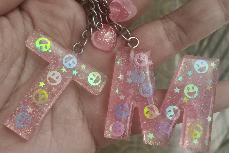 Artesanato com chaveiros de letra em resina