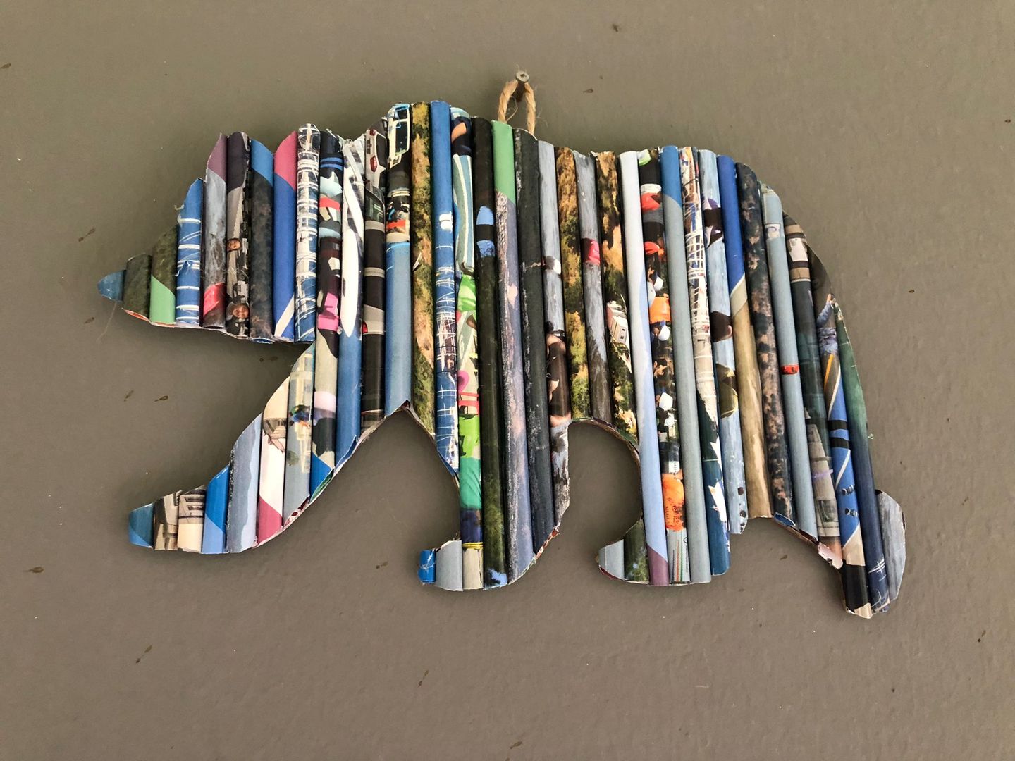 Artesanato com colagem de revistas velhas em telas