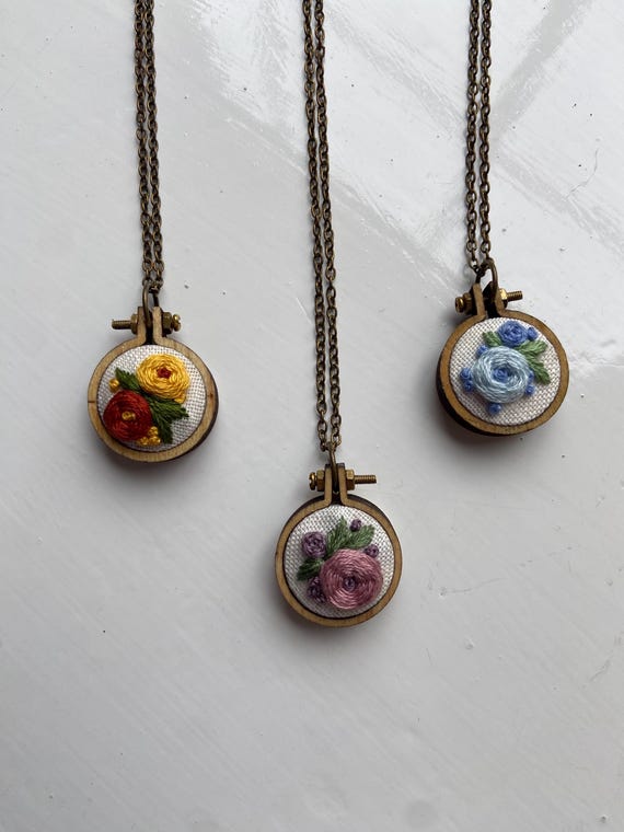 Artesanato com colares bordados (mini bastidores)