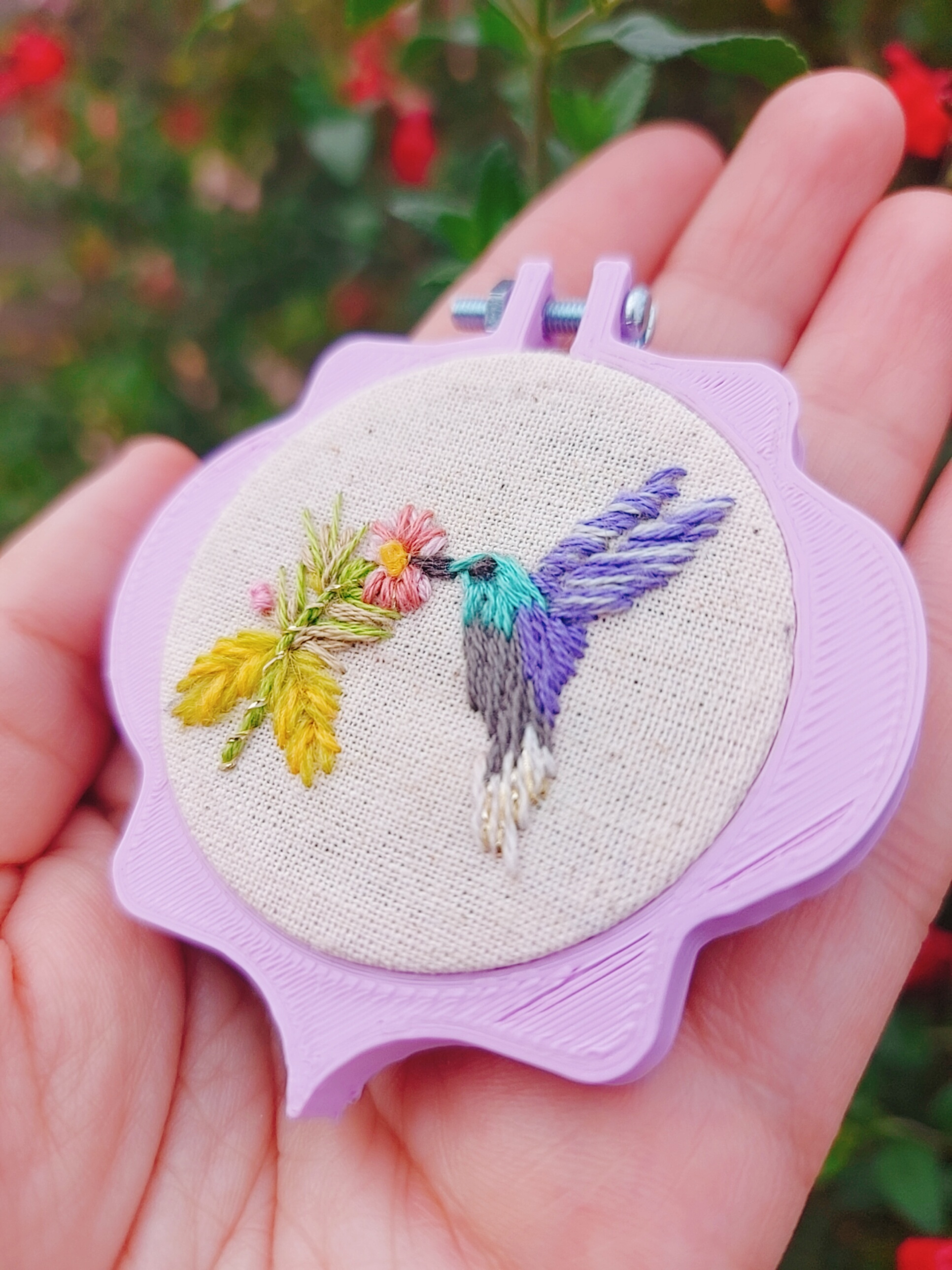 como fazer colar com mini bastidor bordado