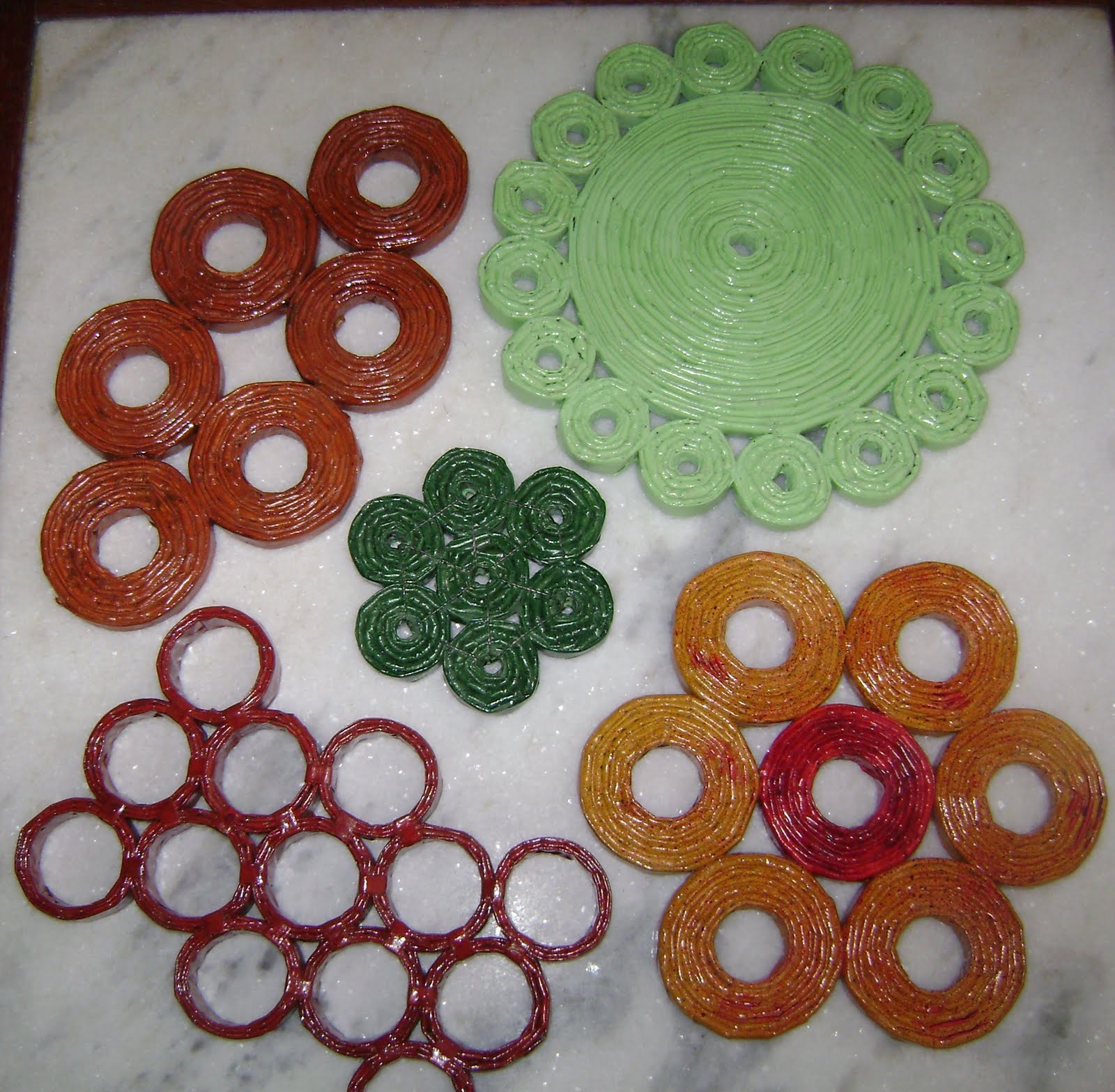 Artesanato com jornal: como fazer tubinhos resistentes