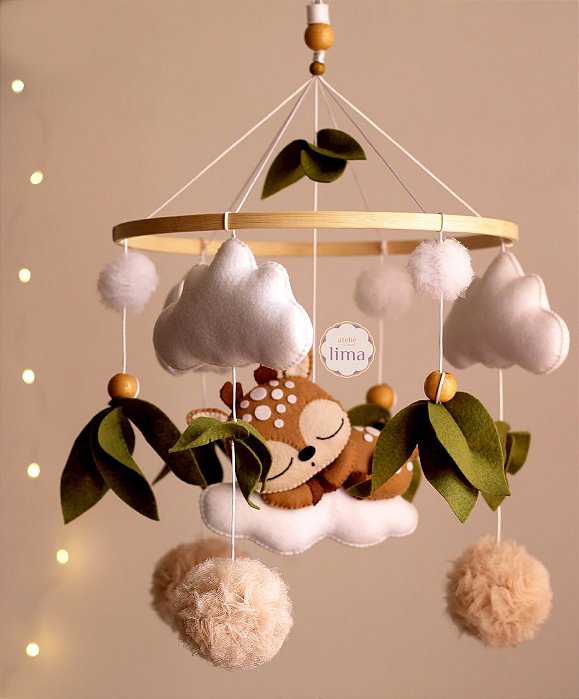 Artesanato com móbile de berço de feltro e bastidor