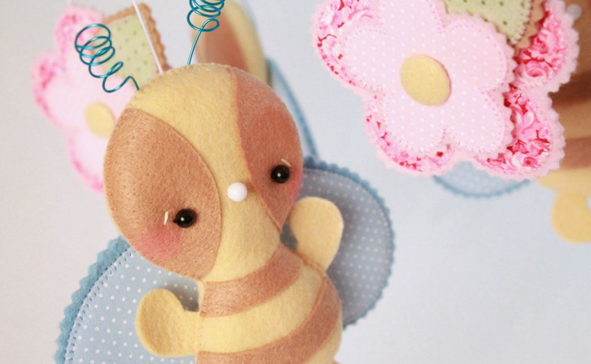 artesanato de móbile de berço com bastidor