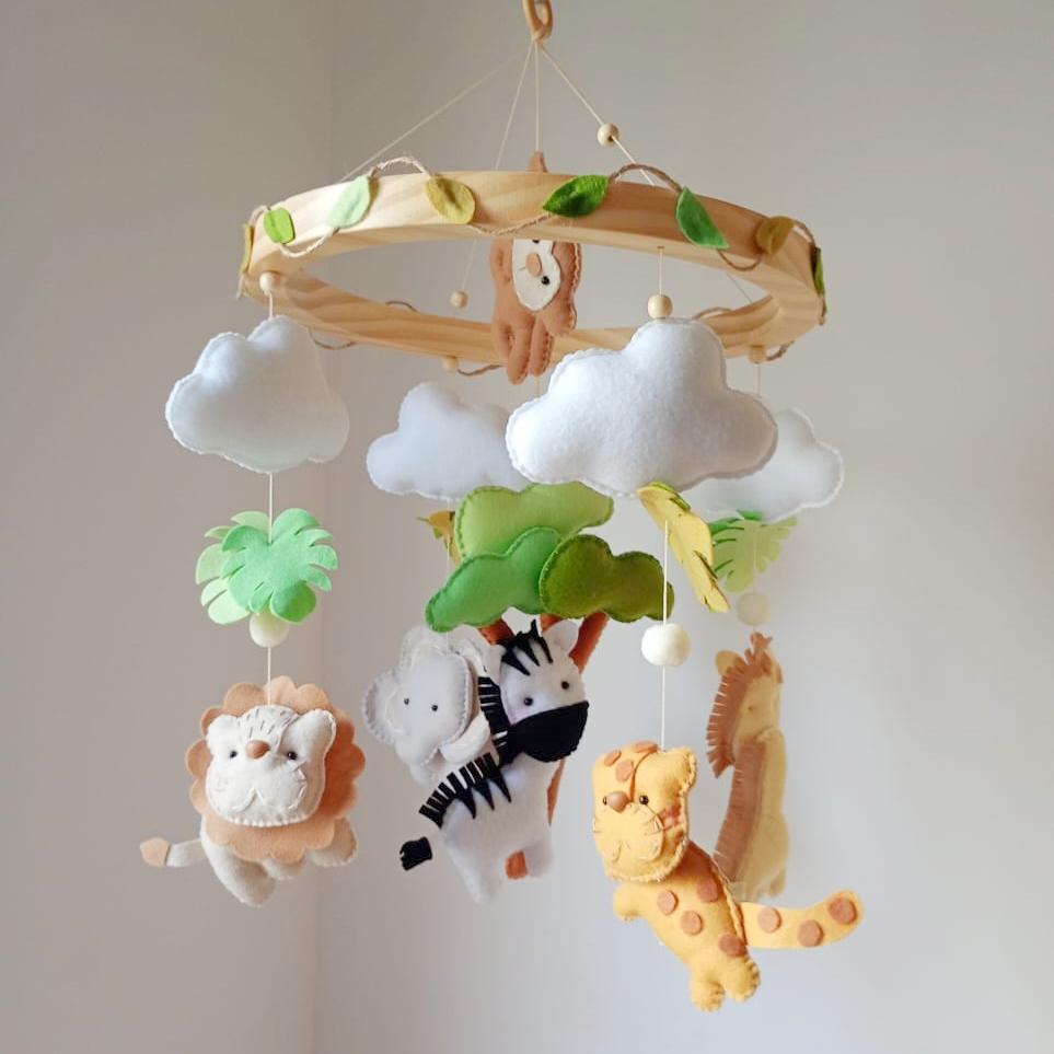 Artesanato com móbile de berço de feltro e bastidor