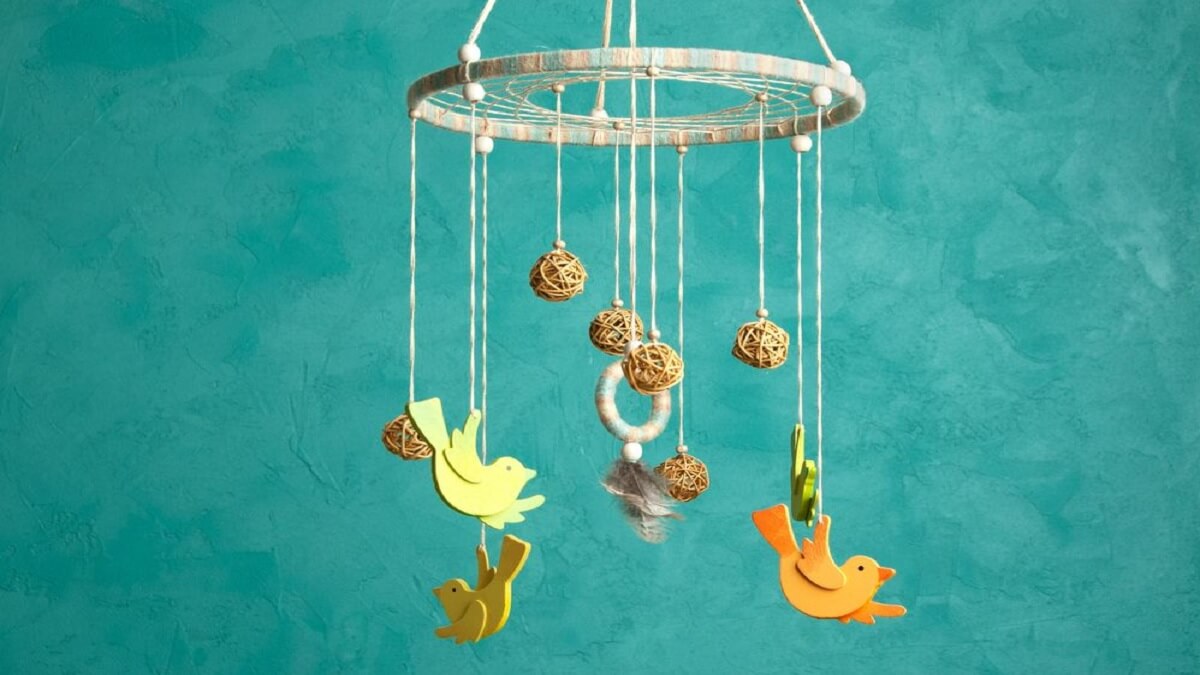 artesanato de móbile de berço com bastidor